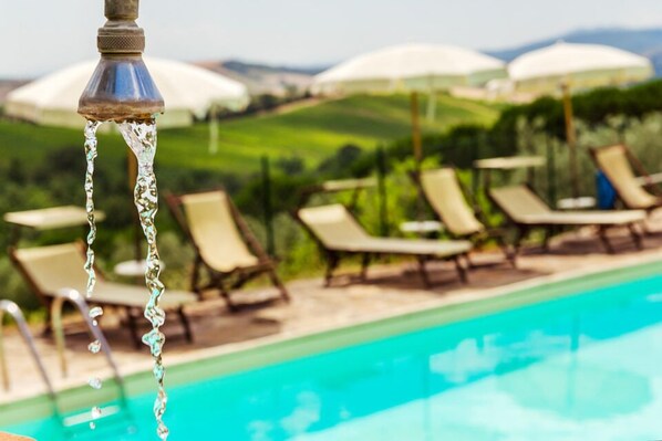 2 piscines extérieures, parasols de plage, chaises longues