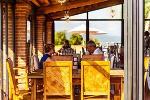 Se sirven desayunos, cenas y brunches; cocina local; junto a la piscina