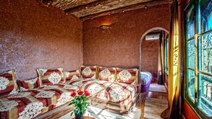 أغطية فراش متميزة وميني بار وخزنة داخل الغرفة ومكتب
