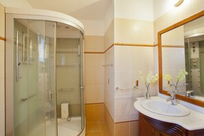 Villa, 4 Bedrooms | Bathroom | Combined shower/tub, jetted tub, hair dryer, towels - Protaras Villa Skyros (Paralimni)