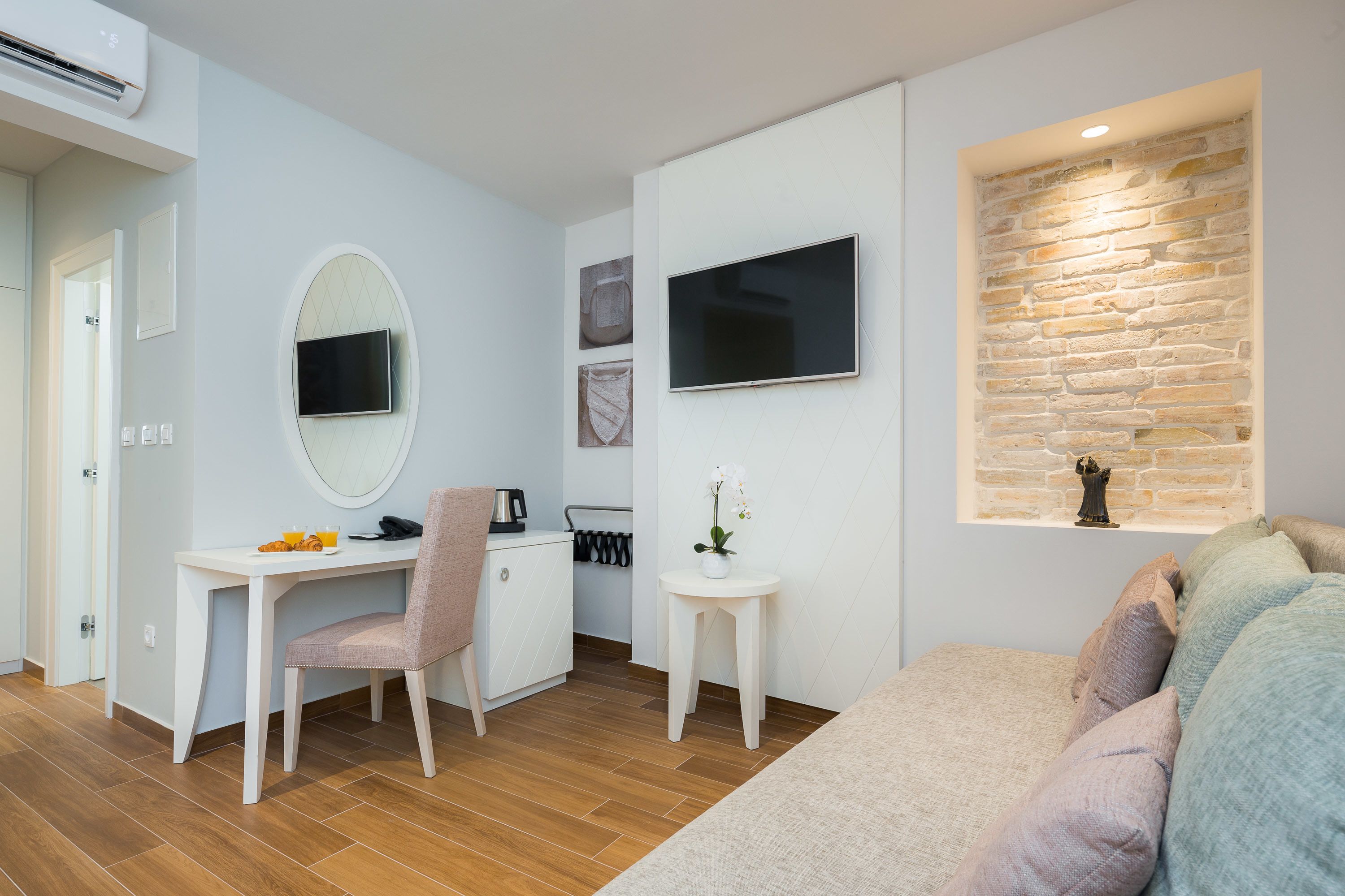 Habitación Deluxe con 1 cama doble o 2 individuales (103) | Ropa de cama de alta calidad, colchones viscoelásticos, minibar