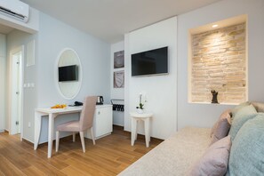 Kahden hengen deluxe-huone (yksi tai kaksi sänkyä) (103) | Ylelliset vuodevaatteet, memory foam -patjalliset sängyt, minibaari