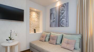 Deluxe Double or Twin Room (103) | Premium bedding, memory foam beds, minibar, in-room safe