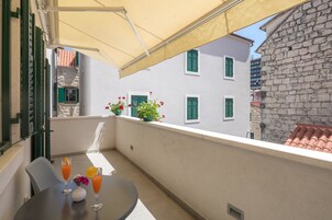 Habitación superior con 1 cama doble o 2 individuales, terraza (104) | Terraza o patio