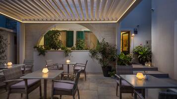 Fachada da propriedade à noite