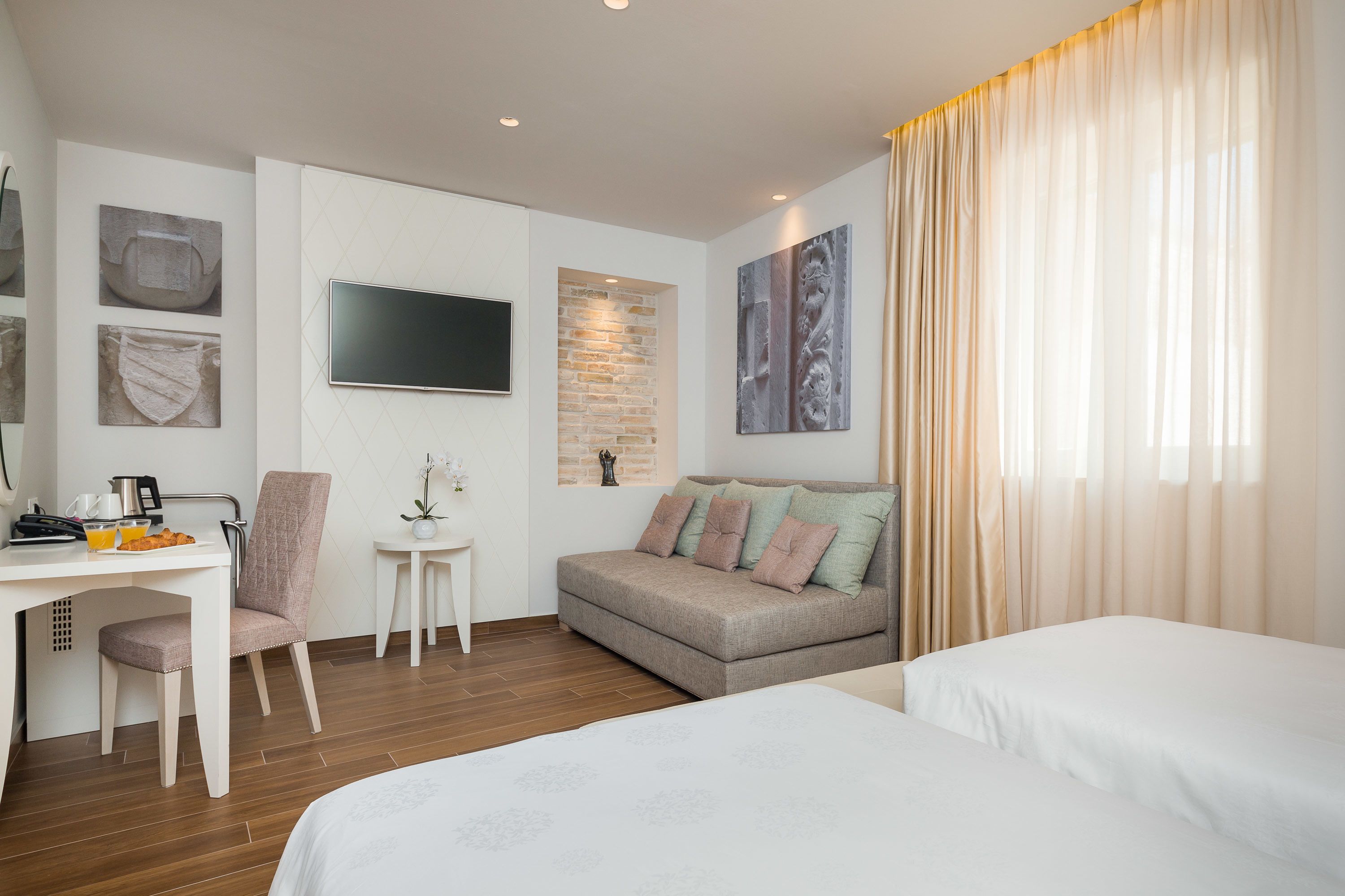 Habitación Deluxe con 1 cama doble o 2 individuales (103) | Ropa de cama de alta calidad, colchones viscoelásticos, minibar