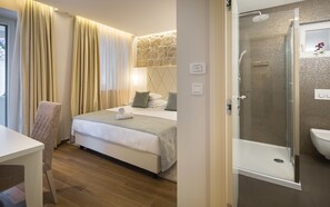 Deluxe tweepersoonskamer, balkon (102) | Luxe beddengoed, bedden met traagschuimmatrassen, een minibar