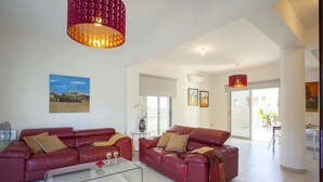 Villa, 3 slaapkamers | Woonkamer | Flatscreentelevisie en een dvd-speler