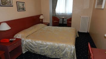 Camera con letto matrimoniale o 2 letti singoli | Una cassaforte in camera, tende oscuranti