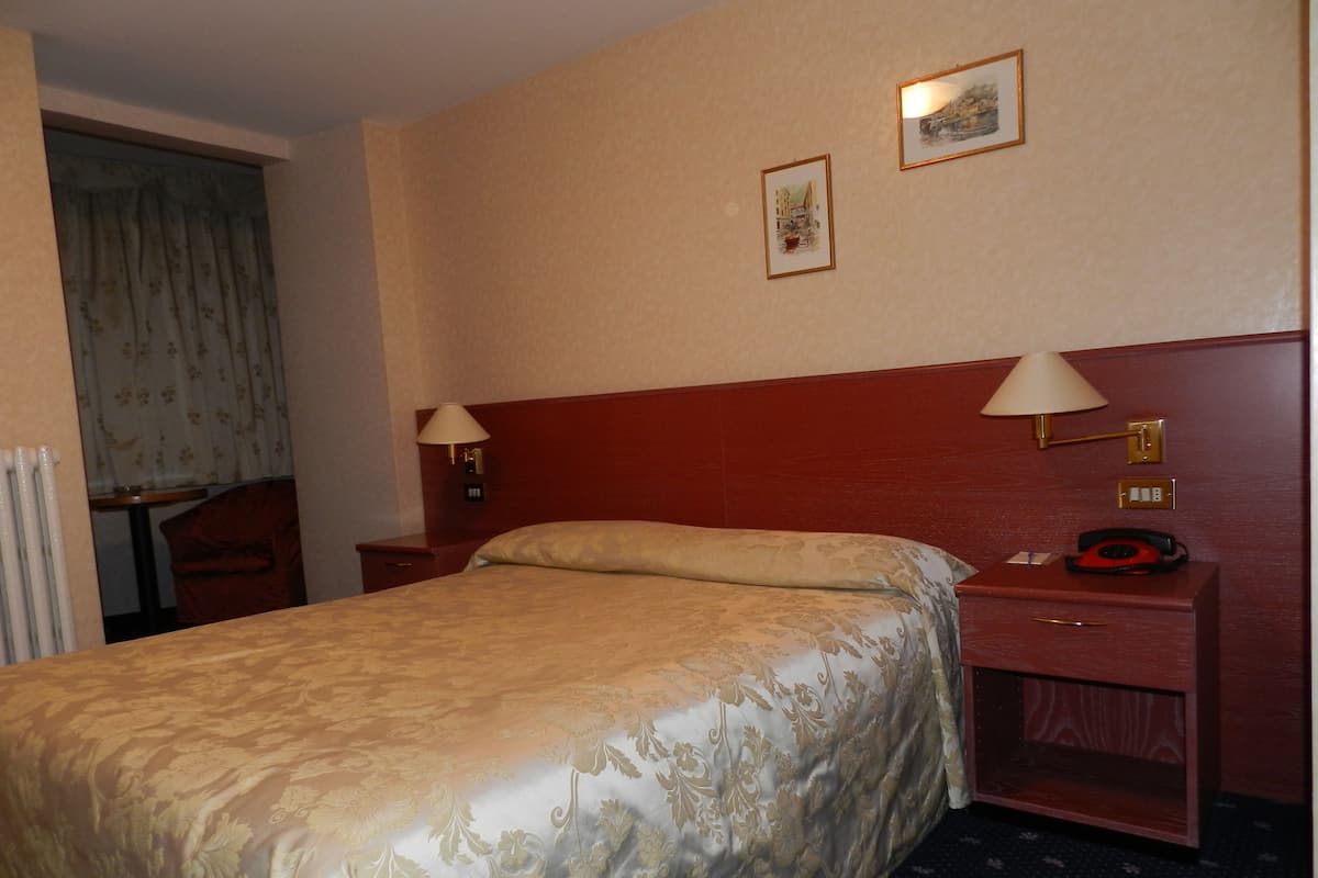 Camera con letto matrimoniale o 2 letti singoli | Una cassaforte in camera, tende oscuranti
