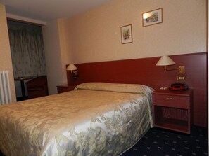 Double or Twin Room | In-room safe, blackout drapes, free cribs/infant beds, rollaway beds - Hotel Emet (Madesimo)