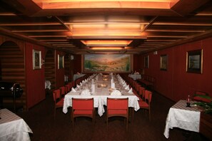 Breakfast, lunch, dinner served; Italian cuisine 