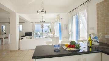 Huvila, 4 makuuhuonetta | Yksityinen keittiö | Täysikokoinen jääkaappi, mikroaaltouuni, uuni, liesi