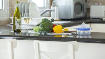 Villa, 4 chambres | Cuisine privée | Grand réfrigérateur, micro-ondes, four, plaque de cuisson