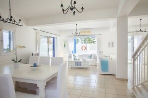 Huvila, 4 makuuhuonetta | Oleskelualue | Taulutelevisio, takka, DVD-soitin