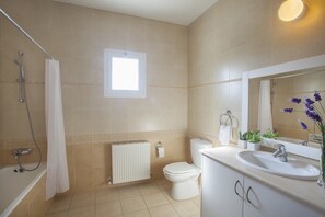 Villa, 4 chambres | Salle de bain | Baignoire et douche séparées, articles de toilette (gratuits)