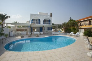 Piscine extérieure, parasols, chaises longues