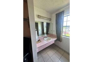 Habitación, 2 camas matrimoniales, para no fumadores | Baño | Amenidades de baño gratuitas, secadora de cabello, toallas 