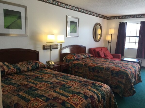 Desk, iron/ironing board, free WiFi, wheelchair access - American Inn (Metter)