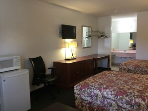 Desk, iron/ironing board, free WiFi, wheelchair access - American Inn (Metter)