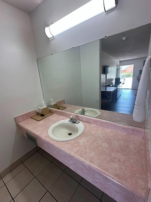 Quarto, 2 camas de casal, para fumantes | Banheiro | Produtos de toalete grátis, secador de cabelo, toalhas de banho 