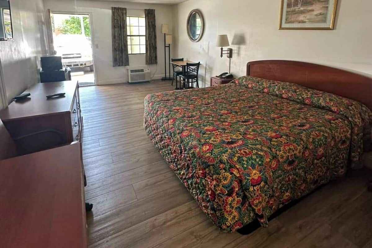 Free WiFi, bed sheets