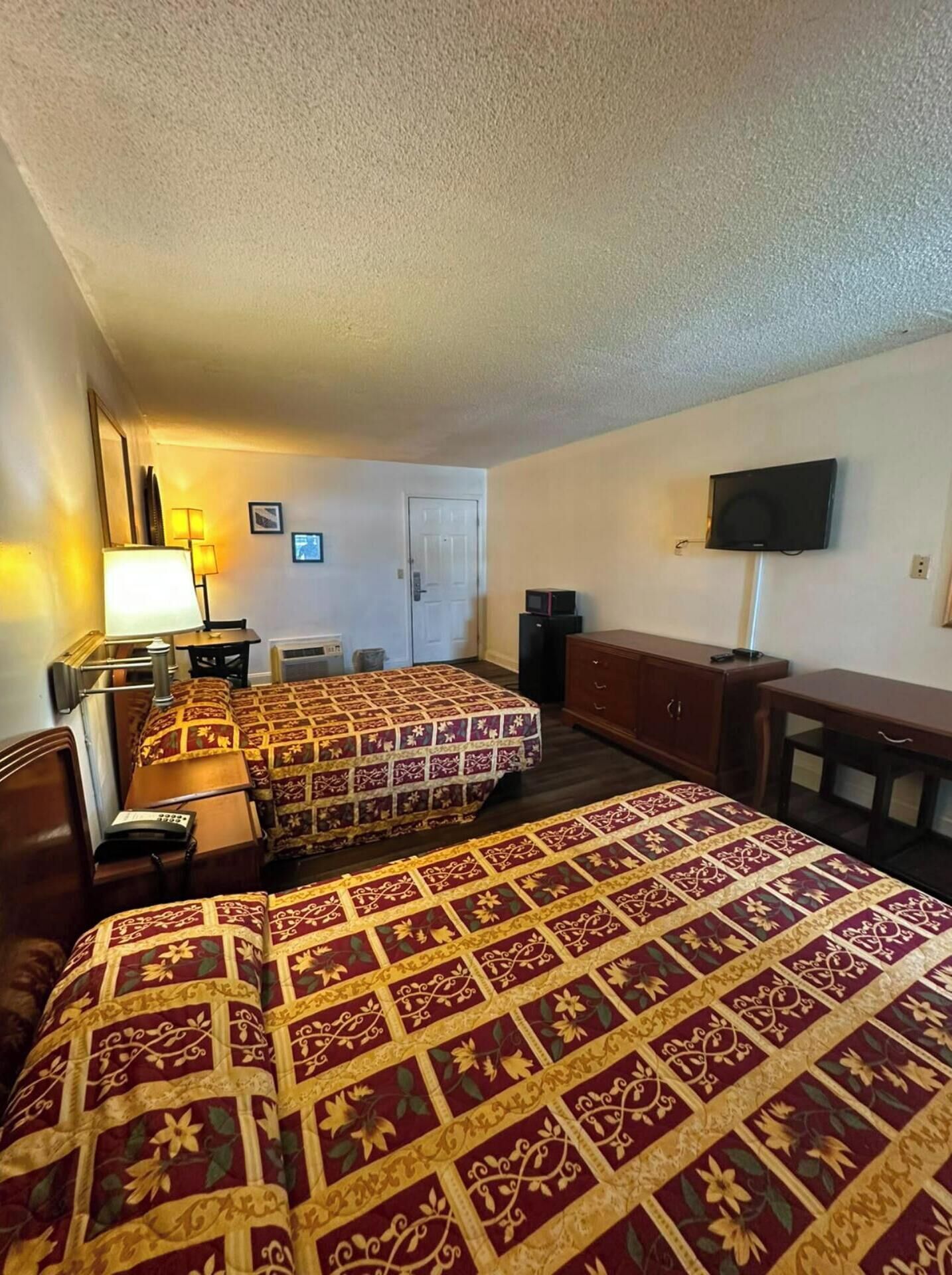 Quarto, 2 camas de casal, para não fumantes | Wi-Fi de cortesia, roupa de cama