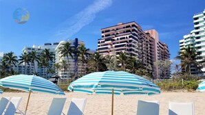 Beach - Deluxe Beach Resort - HORA RENTALS (Miami Beach)