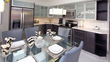 Comfort Apartment, 3 Bedrooms (519) | Private kitchen | Full-size fridge, microwave, stovetop, coffee/tea maker