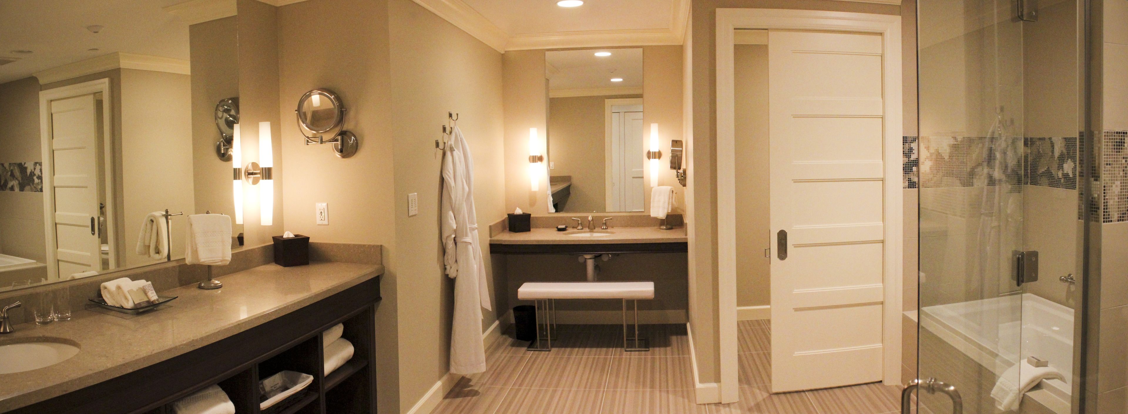 deluxe double room, 1 king bed, garden view | bathroom | separate bathtub and shower, free toiletries, bathrobes, towels