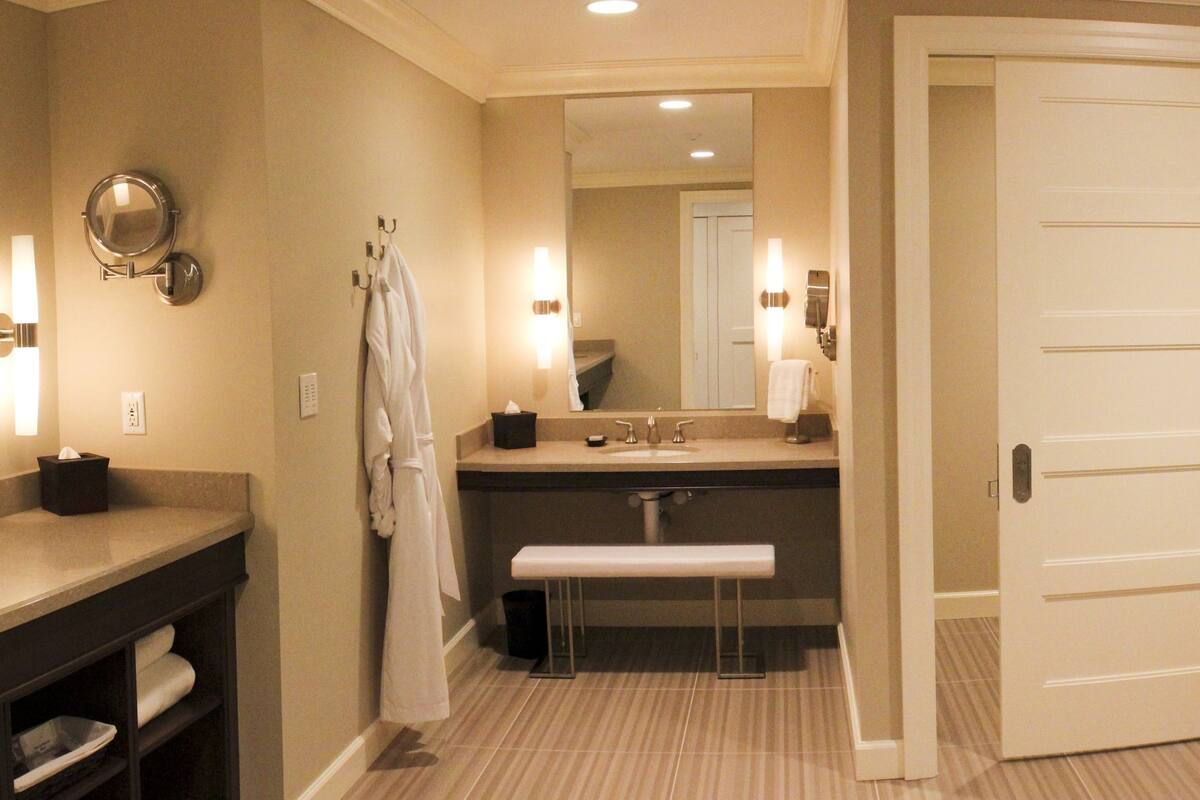 deluxe double room, 1 king bed, garden view | bathroom | separate bathtub and shower, free toiletries, bathrobes, towels