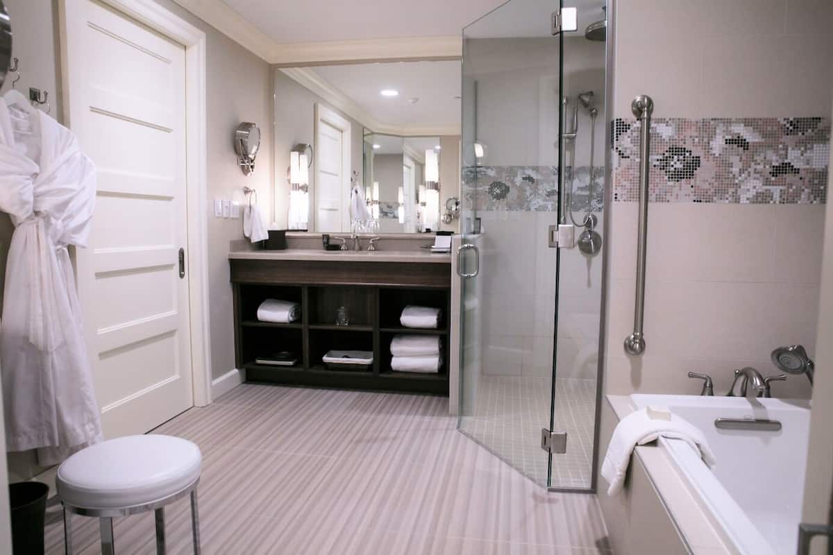 deluxe room, 1 king bed (deluxe city king bed) | bathroom | separate bathtub and shower, free toiletries, bathrobes, towels