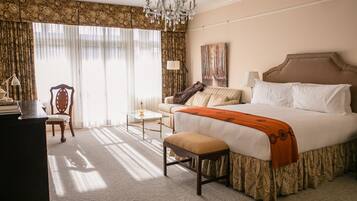 Quarto luxo, 1 cama King (Deluxe City King Bed) | Roupas de cama premium, edredons de pluma, camas com colchões pillow-top