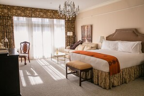Habitación Deluxe, 1 cama de matrimonio grande (Deluxe City King Bed) | Ropa de cama de alta calidad y edredones de plumas