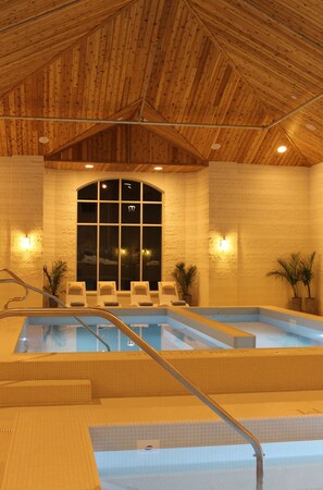 Indoor spa tub - The Bruce Hotel (Stratford)