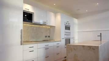 Full-size fridge, microwave, oven, stovetop