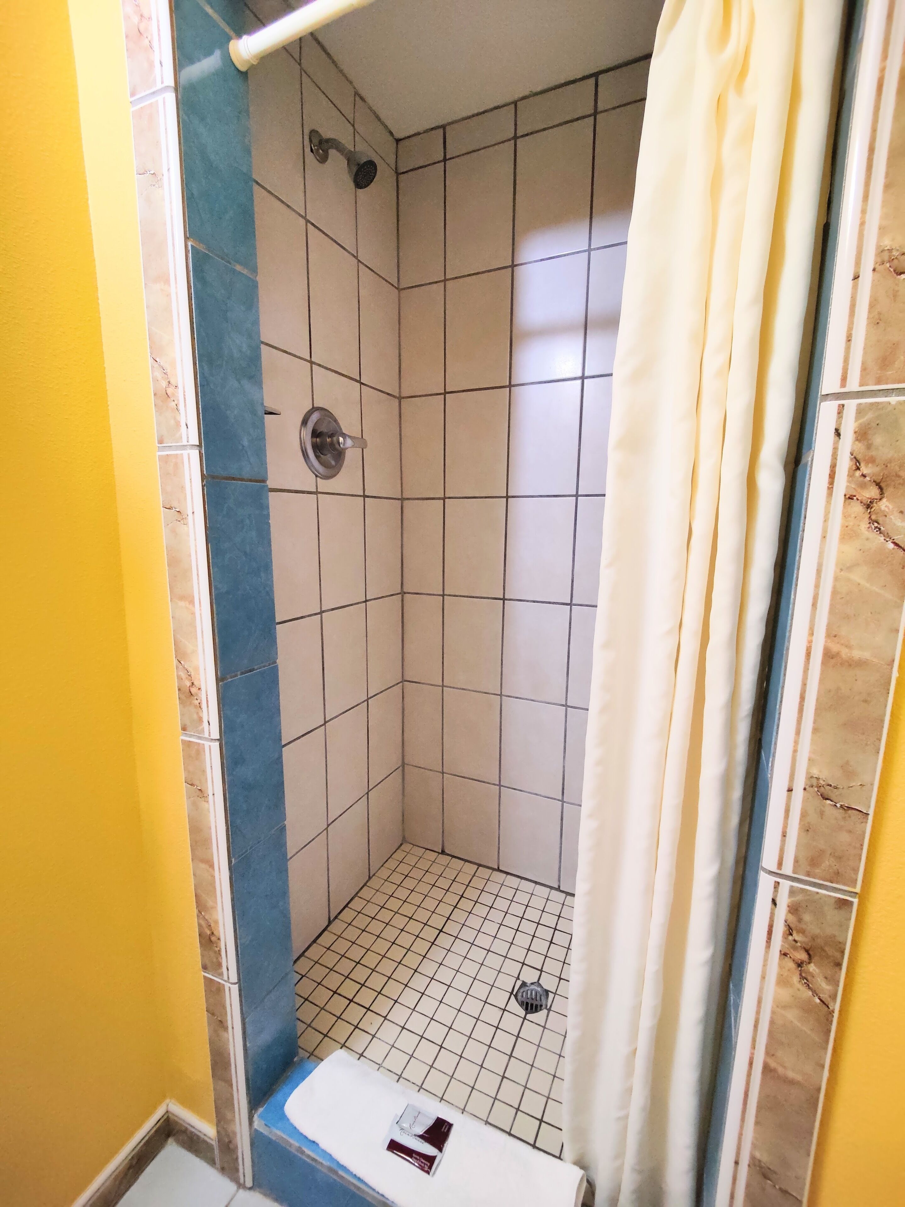 Standard Room, 1 Queen Bed | Bathroom | Shower, free toiletries, towels