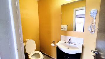 Habitación estándar, 1 cama de matrimonio | Baño | Ducha, artículos de higiene personal gratuitos y toallas