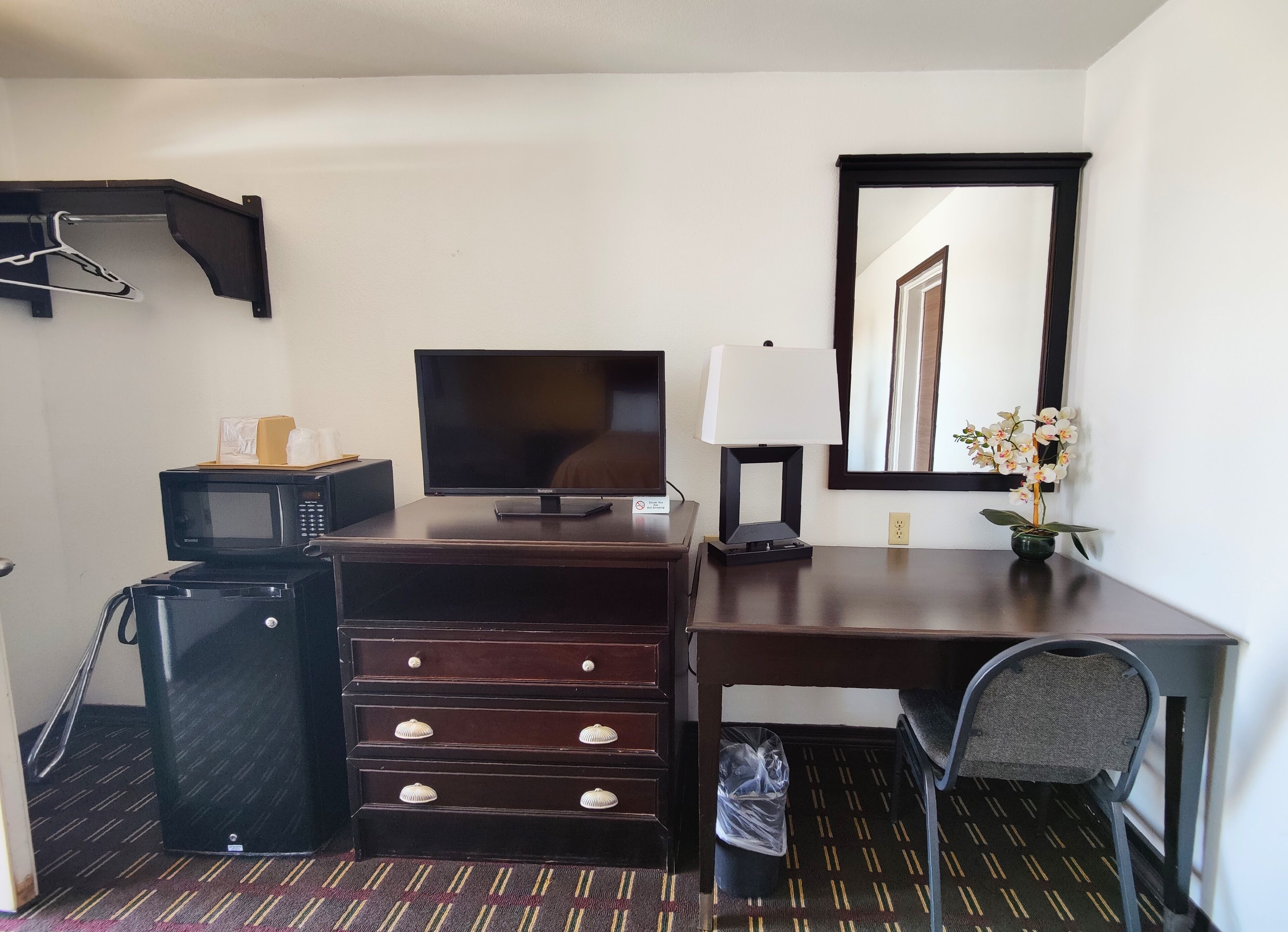 Standard Room, 1 Queen Bed | Blackout drapes, free WiFi, bed sheets