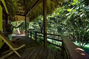 Caja de seguridad en la habitación y cortinas blackout