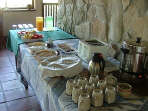 Café da manhã feito na hora todos os dias mediante uma taxa
