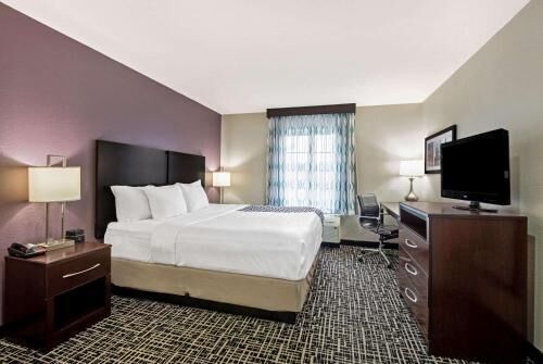 Premium bedding, desk, blackout drapes, free WiFi