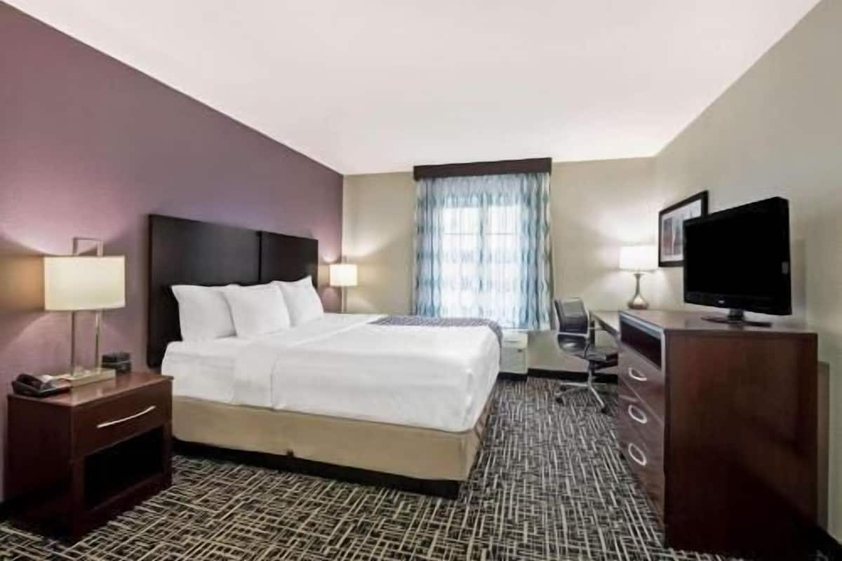 Premium bedding, desk, blackout drapes, free WiFi