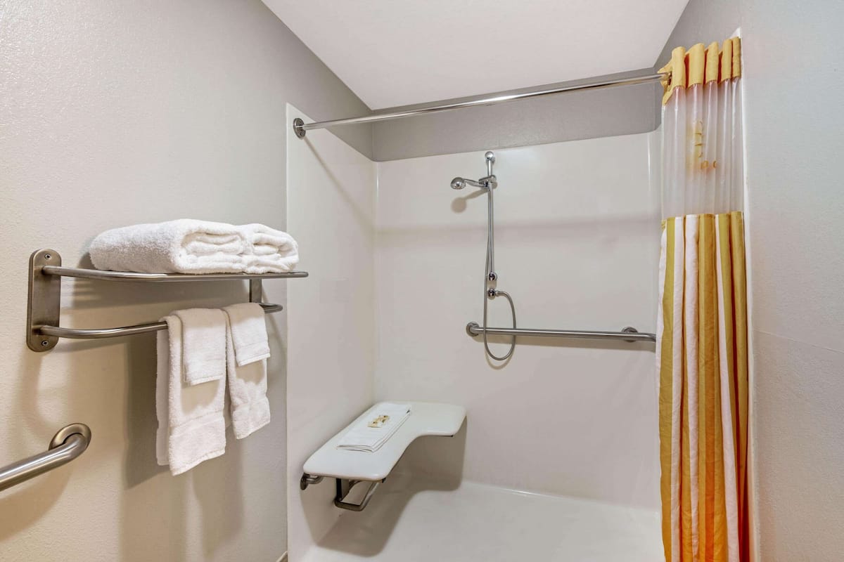 Artículos de tocador gratuitos, secador de pelo, toallas, jabón