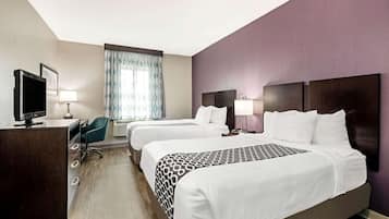 Deluxe Room, 2 Double Beds | Sengetøy av topp kvalitet, skrivebord og blendingsgardiner