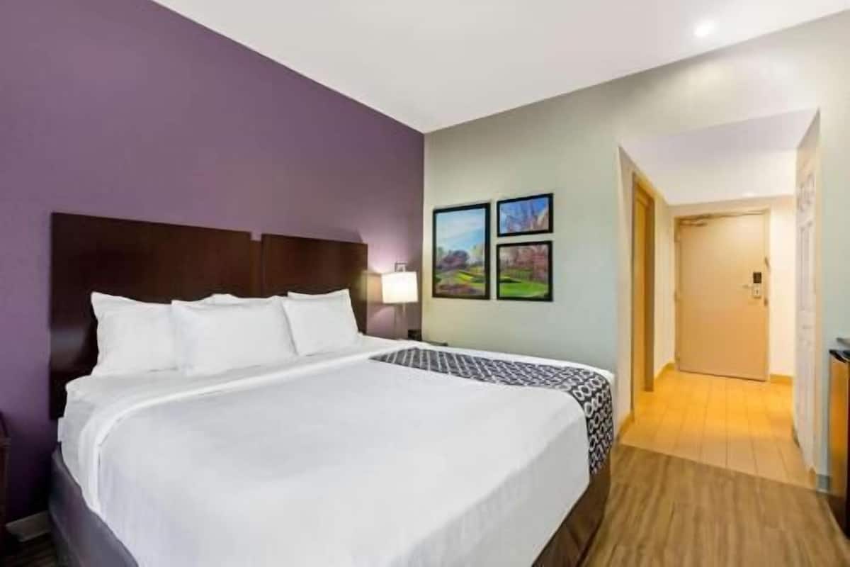 Premium bedding, desk, blackout drapes, free WiFi