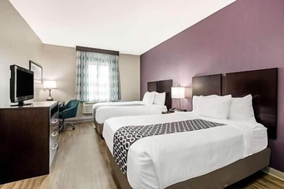 Premium bedding, desk, blackout drapes, free WiFi