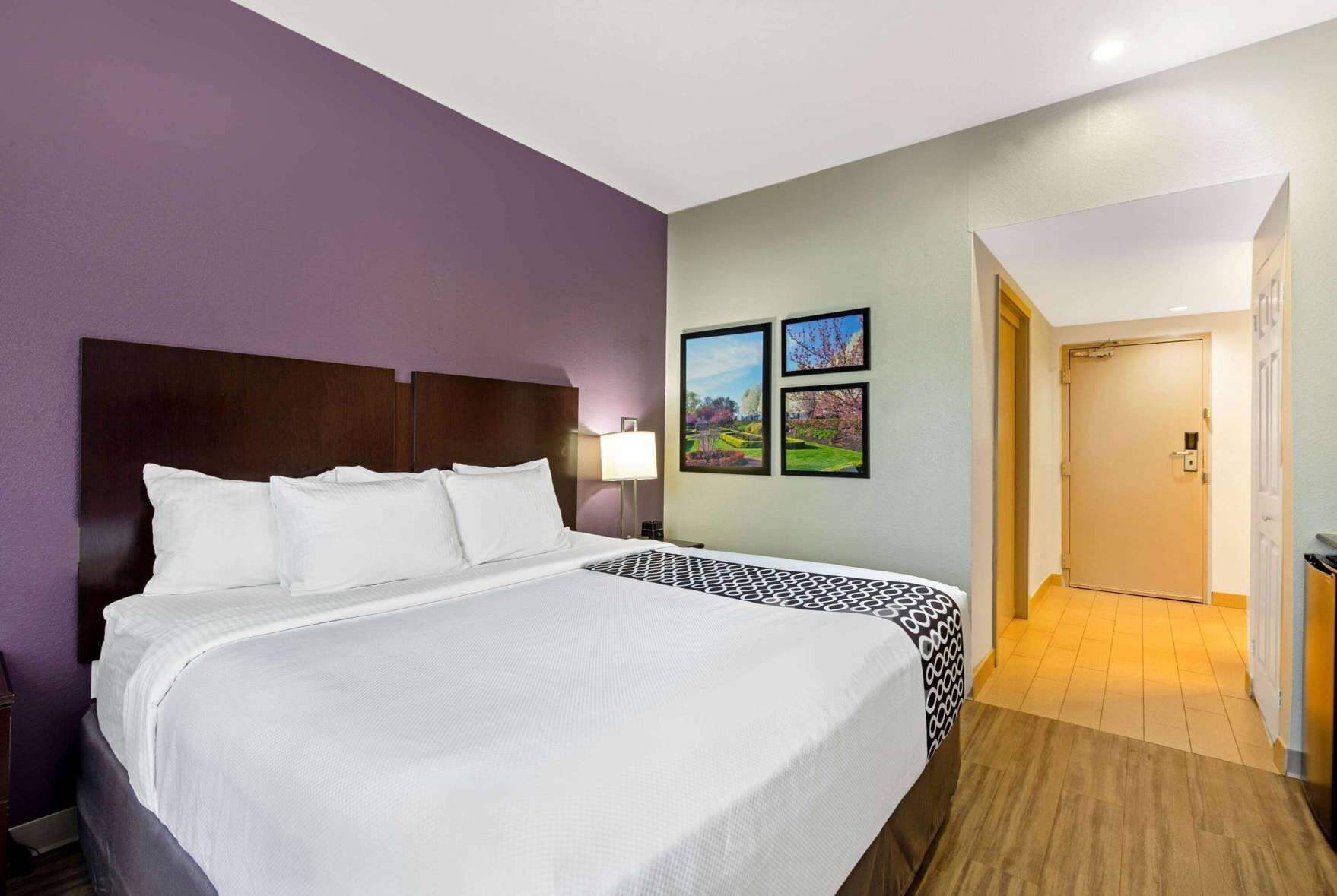 Premium bedding, desk, blackout drapes, free WiFi