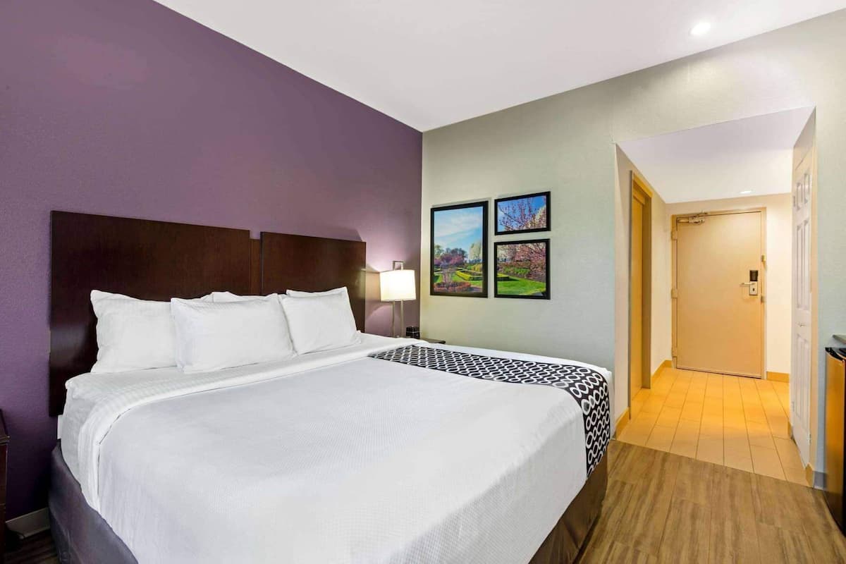 Premium bedding, desk, blackout drapes, free WiFi