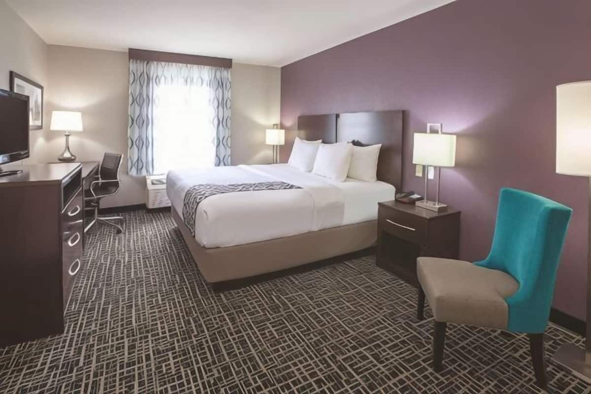Premium bedding, desk, blackout curtains, free WiFi